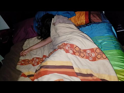 ❤️ Stepson jgħajjar lill-mara żagħżugħa tiegħu waqt li torqod. ️ Porno lilna